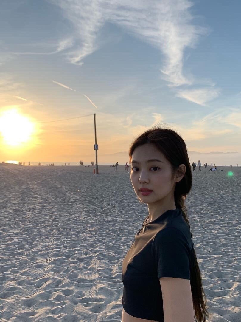 我真的特别喜欢Jennie这组海边沙滩随拍照 恰到好处的落日余晖 溢出屏幕的青涩