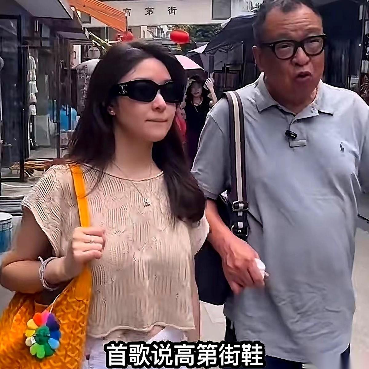 看到许绍雄那段视频的幕后，我一个大男人，直接破防了。
镜头一关，他就弯下腰大口喘