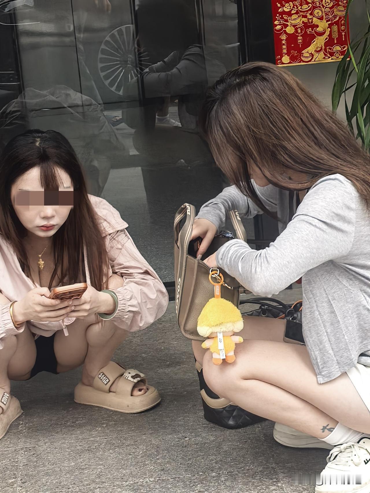 太狗血了吧？！洁丽雅40周年，一张家族合影把"毛巾少爷"豪门剧本撕碎了[我想静静
