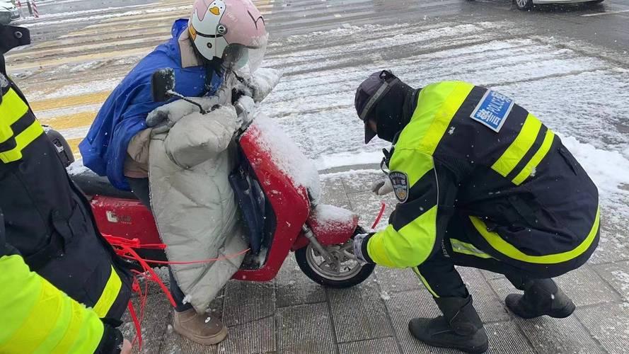 大雪天骑电动车，差点被交警罚，还好出门前检查了一遍
 
这几天下大雪，路面又滑又