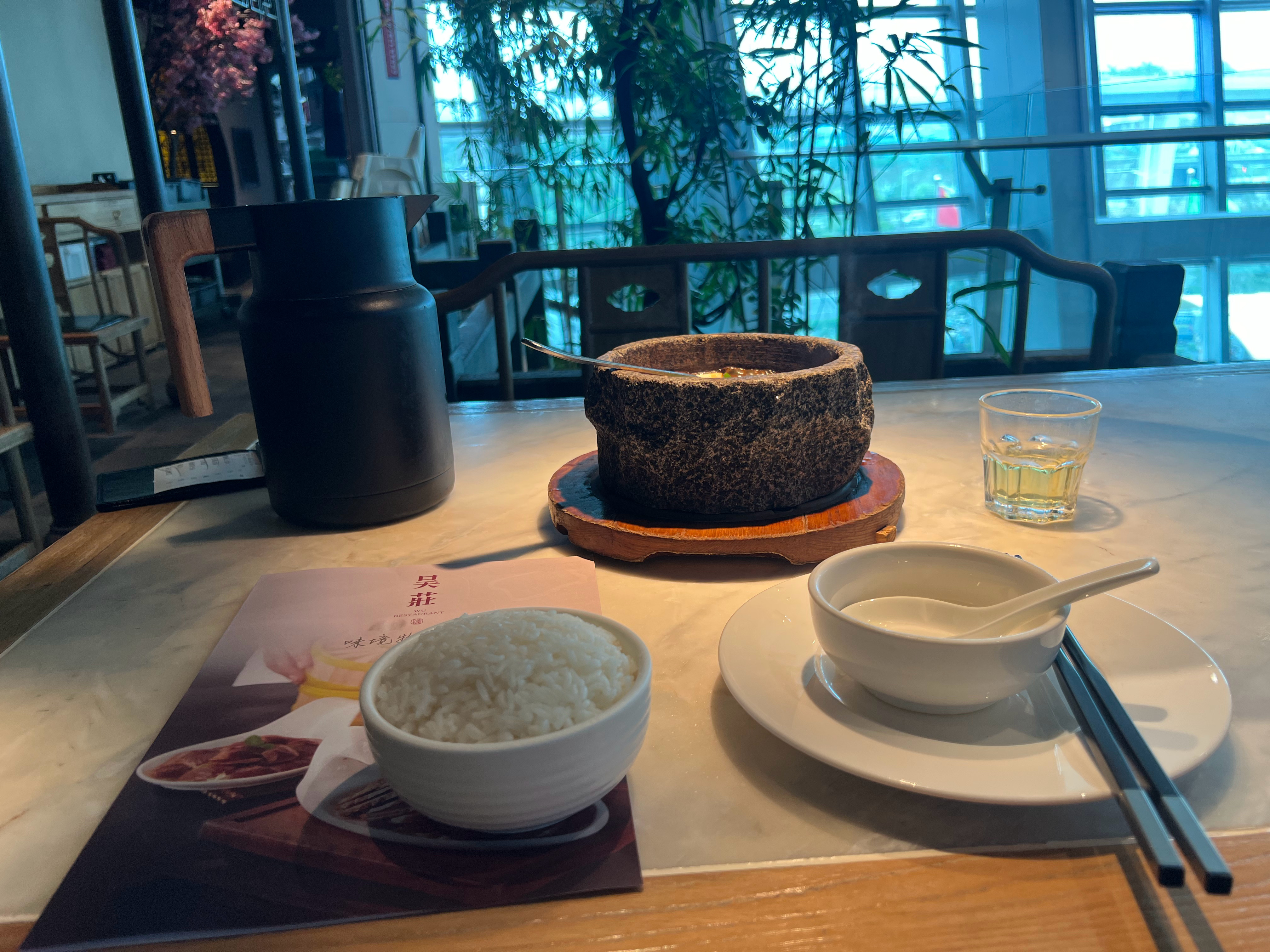 生活的答案，不一定在远方，也许就在热气腾腾的饭香里，吃饱、吃好、吃踏实，再难的日