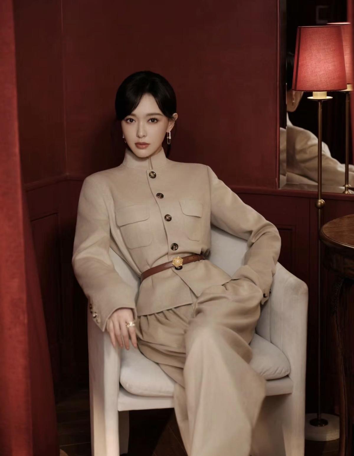 唐嫣以利落之姿，赴东方之约，自带高光的存在[赞]唐嫣用一套新中式，诠释什么叫优雅