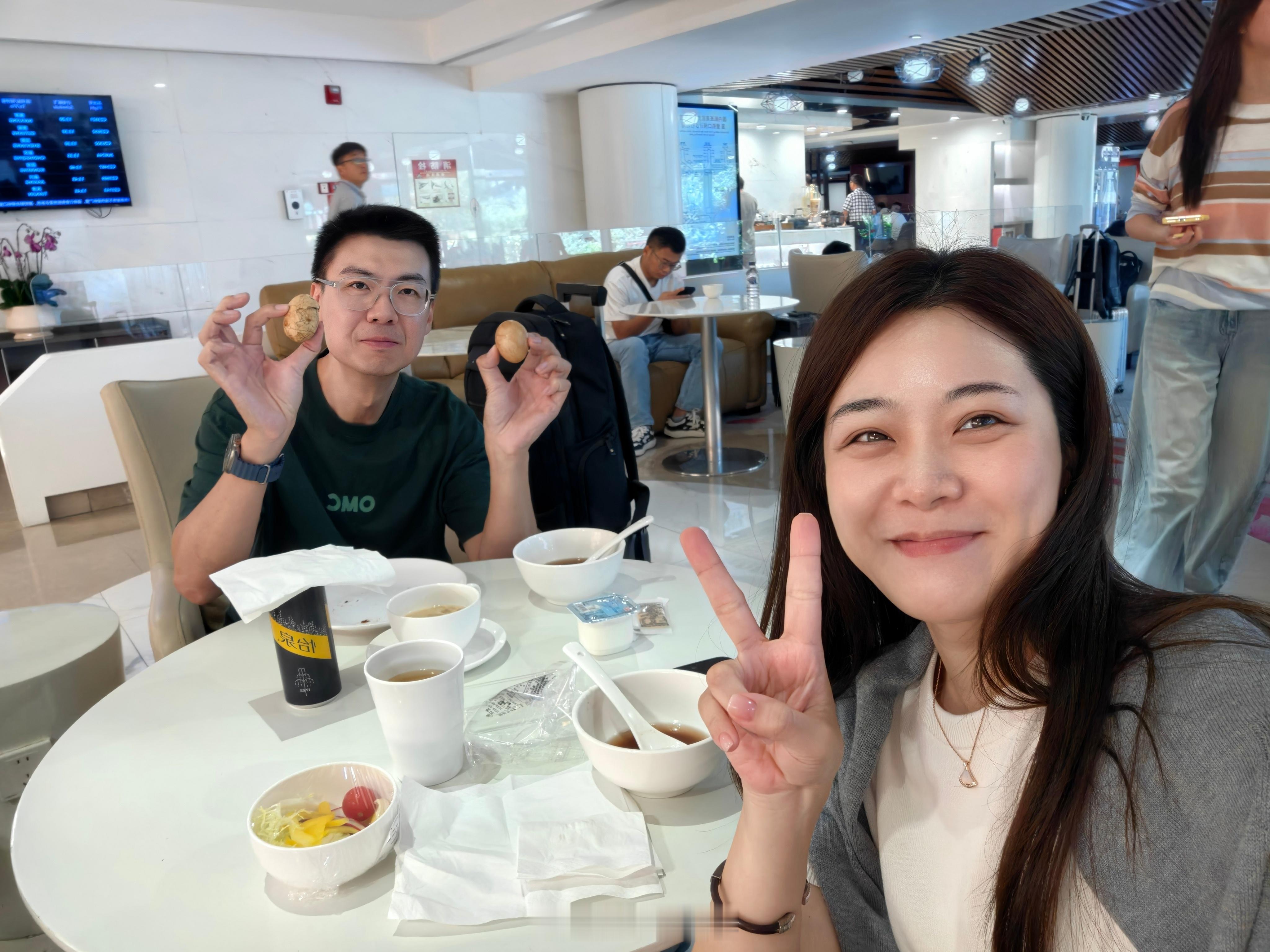 缘分这东西[笑cry][笑cry]在公司都没有遇到，反而在机场的休息室偶遇了。 