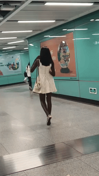 这是广州网友在地铁站里拍到一名黑人女子？
虽然他没有拍到这名黑人女子的正脸？
但