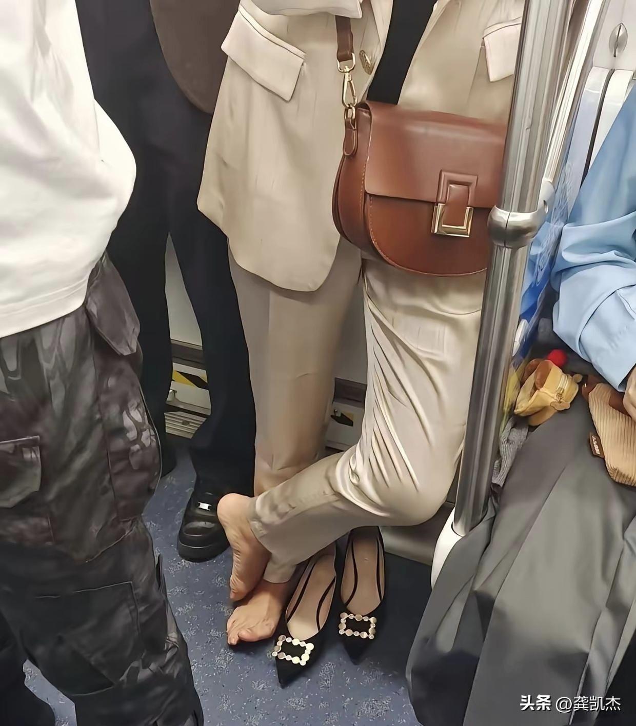 不懂就问，这样光脚站着，大概是什么原因？