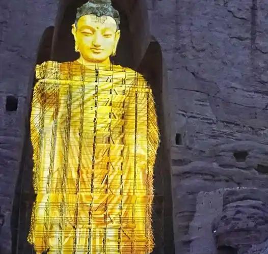 2001年，塔利班不顾全世界的谴责，炸毁了建于公元三世纪的阿富汗巴米扬大佛，20