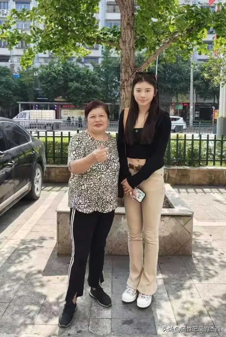 赛场上看着没有感觉，没想到现实生活中的吴艳妮这么的高，瓜子脸，大眼睛双眼皮，身材