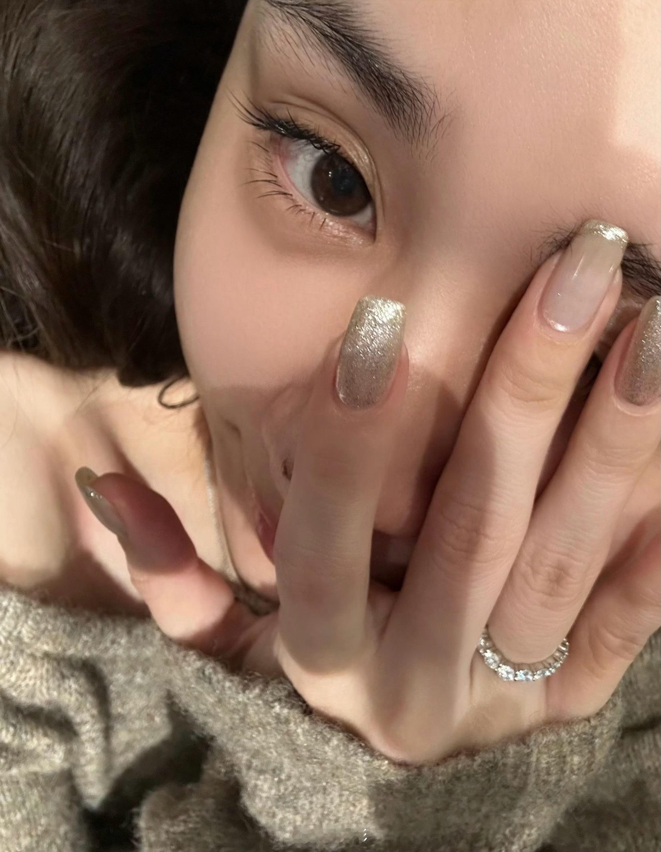 研究了那么多年手机到现在才发现，原来很多好看的小姐姐拍照不是为了晒iPhone，