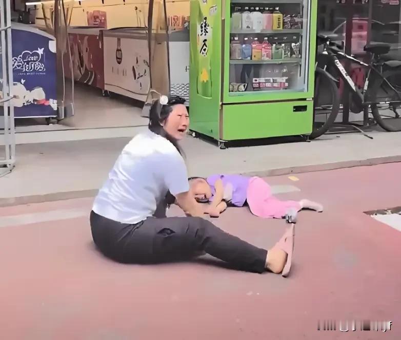 浙江女童意外坠楼，母亲崩溃内疚，撕心裂肺的哭泣，让人看了无比揪心。

这是一则让