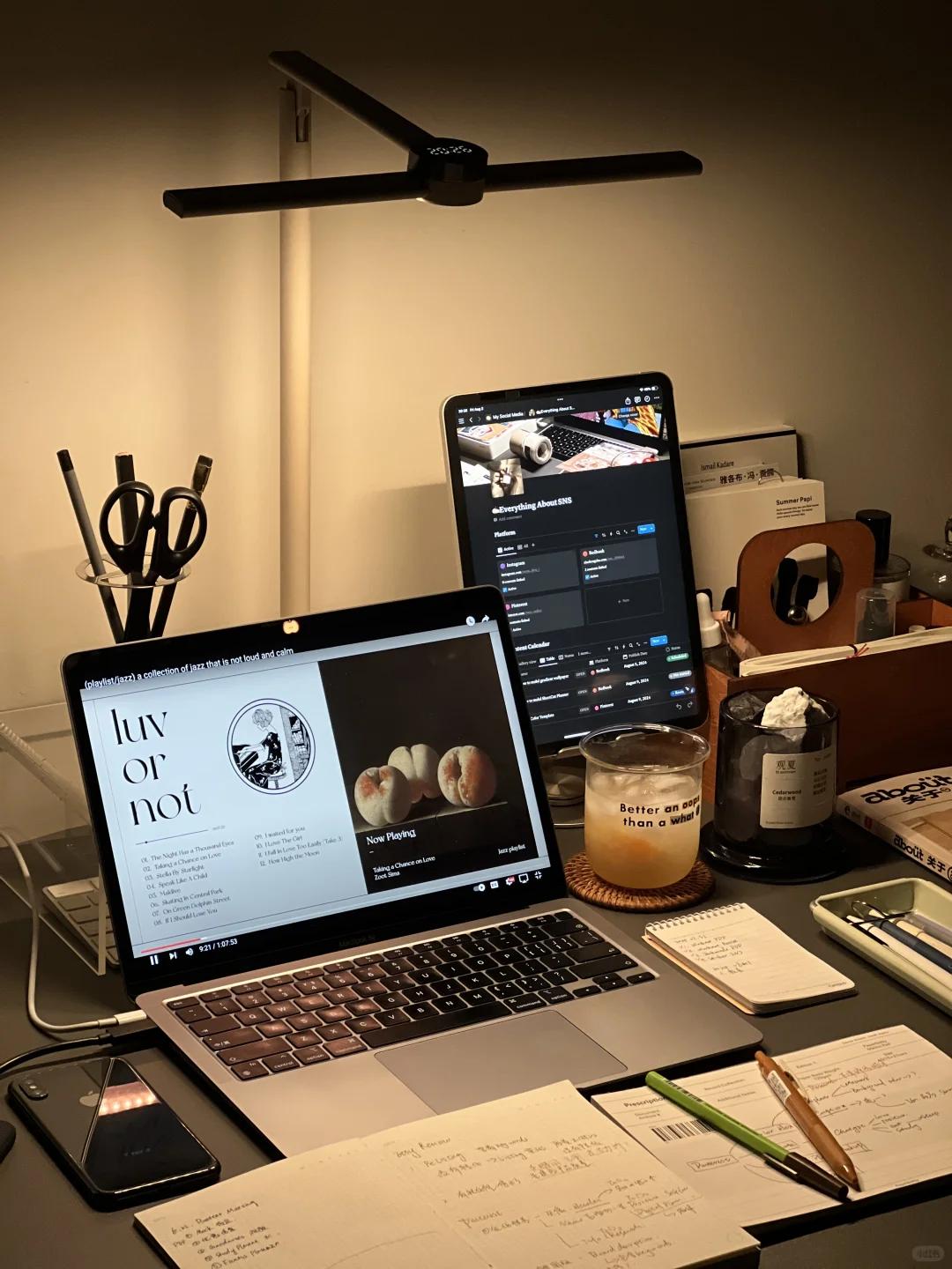 成年人的幸福，藏在这张书桌里

最近有人说，幸福太难了。我倒觉得，幸福挺简单。