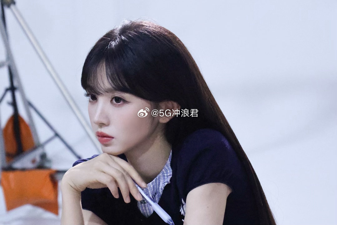 田曦薇怎么洗把脸就来演林知夏了天才女友 林知夏的ootd每一套都好看，但最绝的还