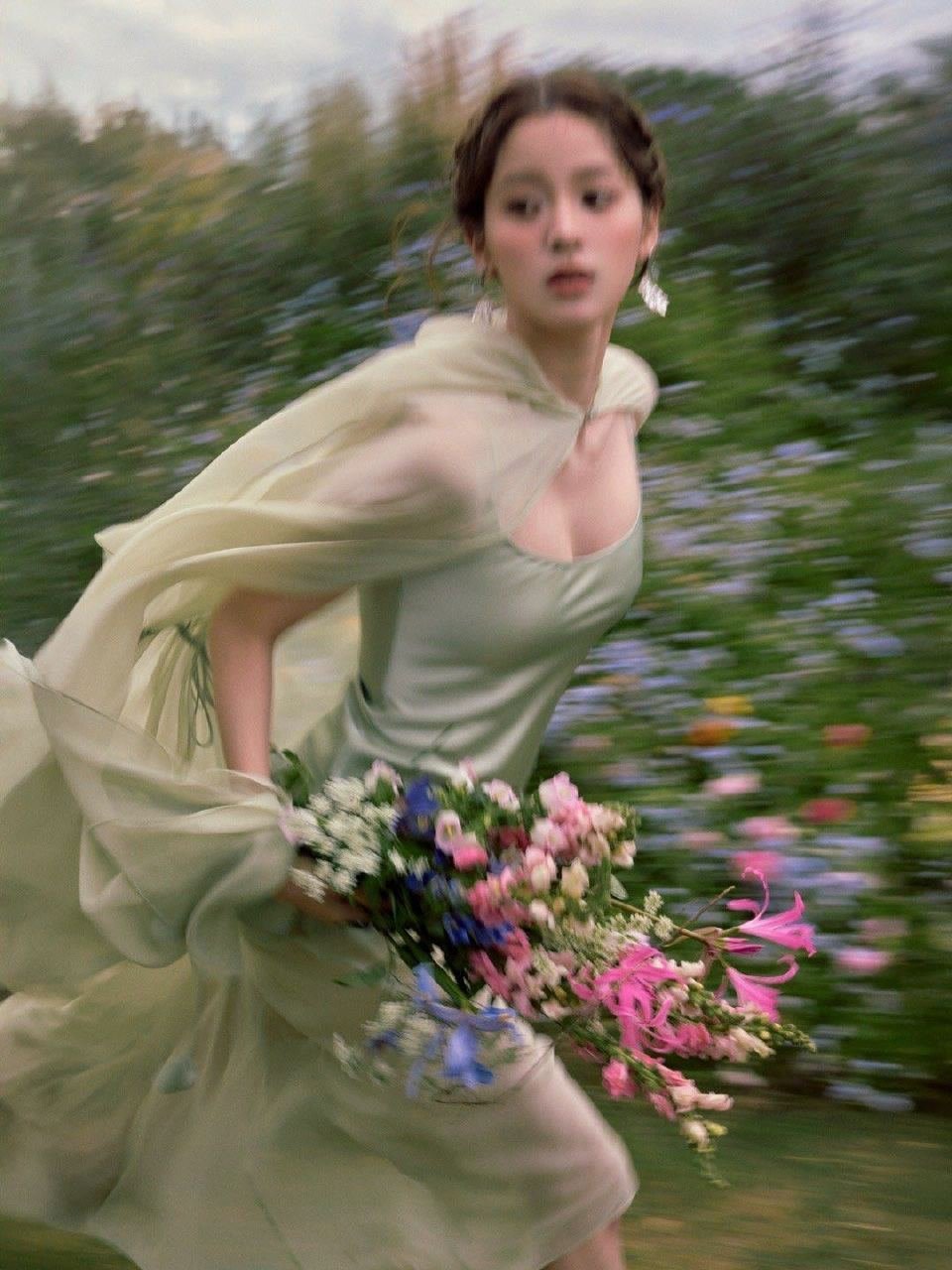 2025内娱人生镜头年度总结2025年惊艳我们的，是迪丽热巴复古鎏金的贵气，刘亦