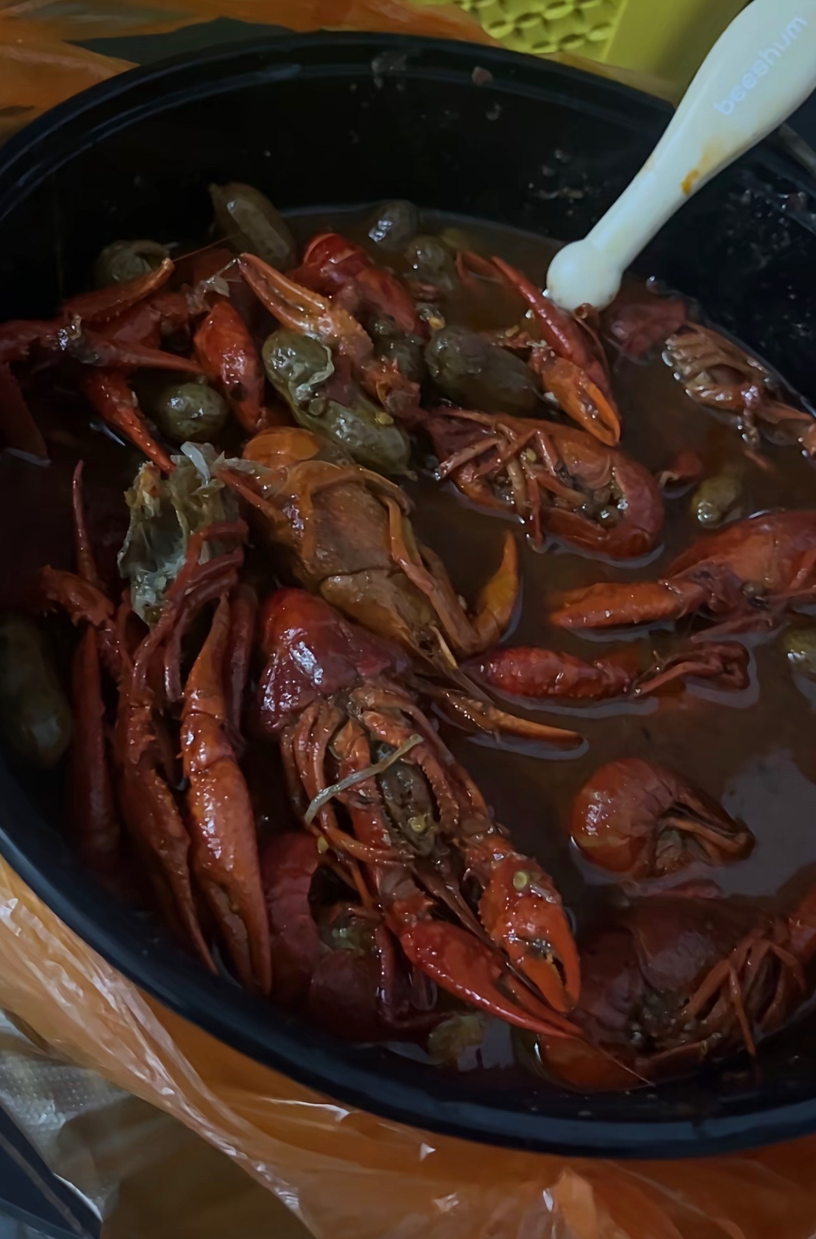 近日，网友反映：玉林某店的小龙虾肉质松散虾肉都黑了，一股腥臭味，第一次吃那么难吃