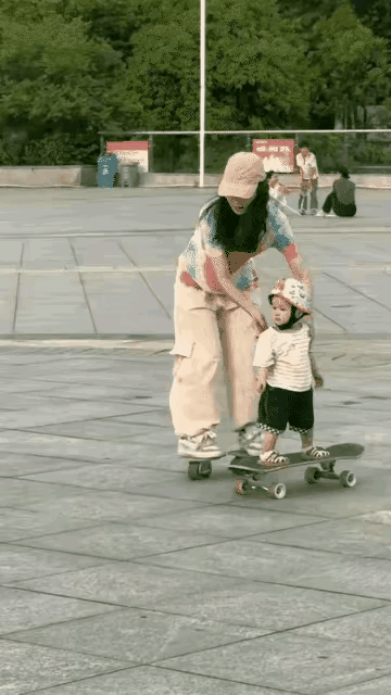 这个母亲是轮滑高手，简单的做出一个动作，就看到了她的功底，这样的技术水准，得练多