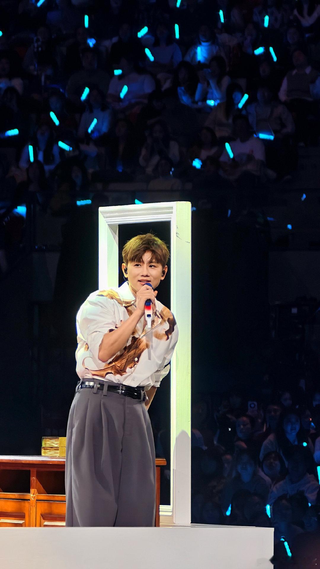 张杰张杰唱树呢哭了张杰未LIVE巡回演唱会真的被张杰这段舞台整破防了，唱着唱着就