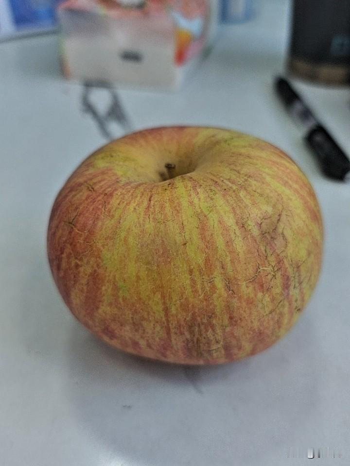 这苹果看着“其貌不扬”，表皮皱巴巴带点裂纹，实际是正经的“糖心选手”！
 
这种