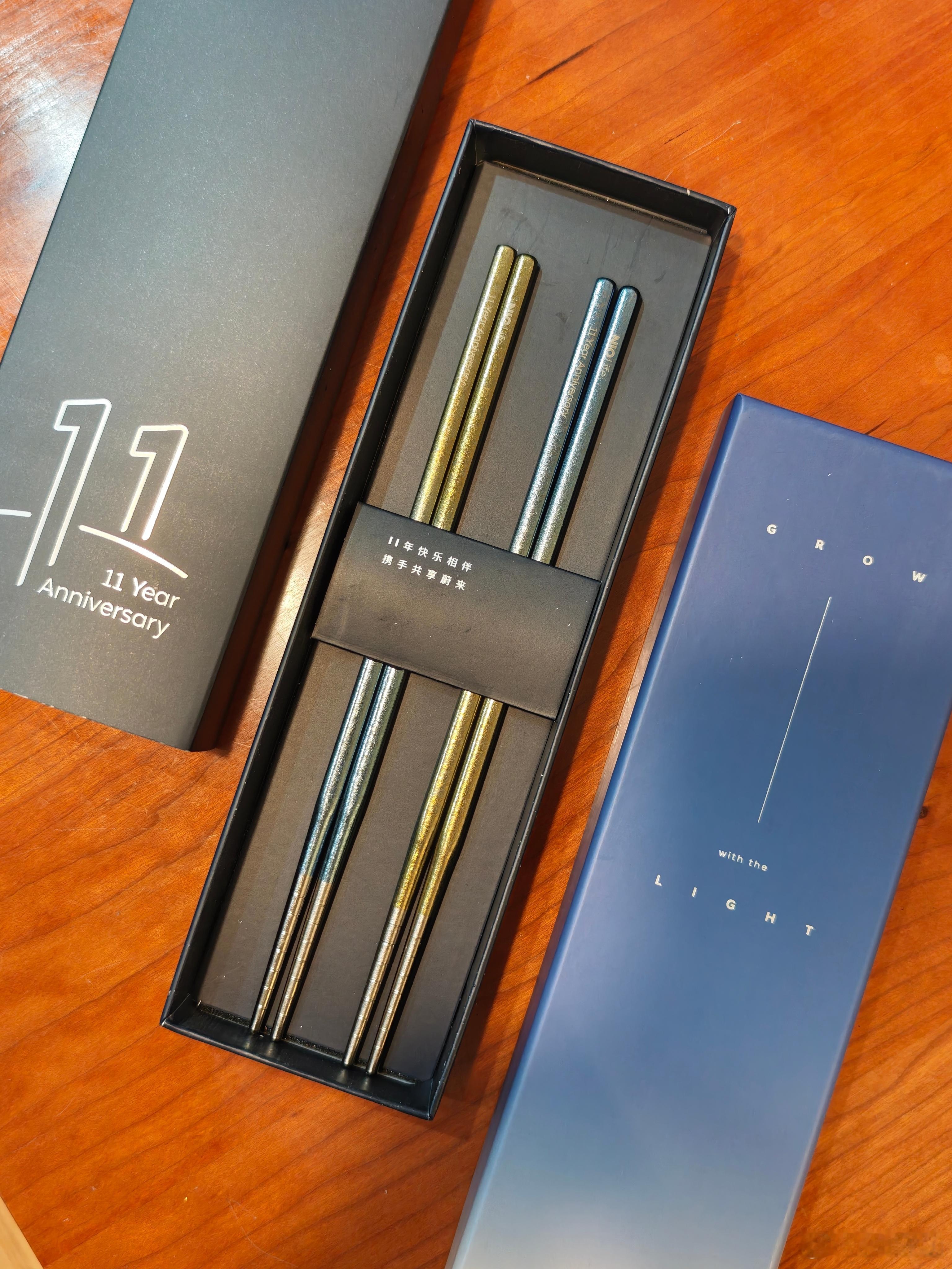 蔚来11周年纪念筷子到了。漂亮是挺漂亮的，钛合金的也很轻。但是一双50多块钱确实