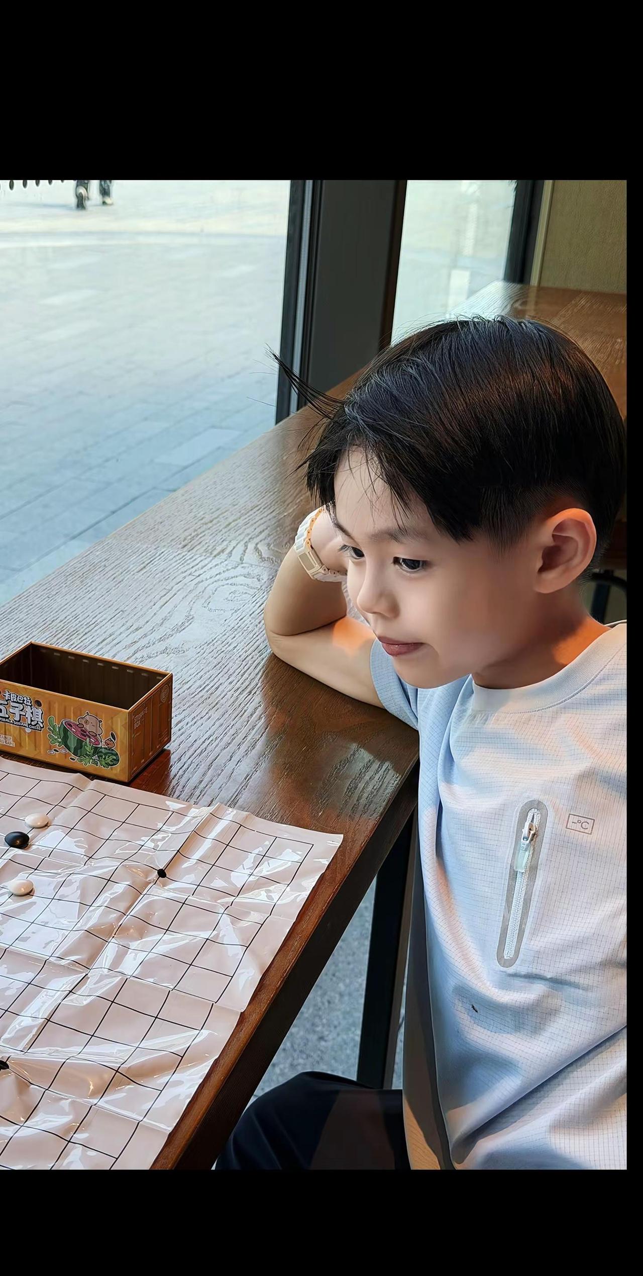 帅气十足的小男孩 围棋 围棋儿童 玩耍即学习 帅哥