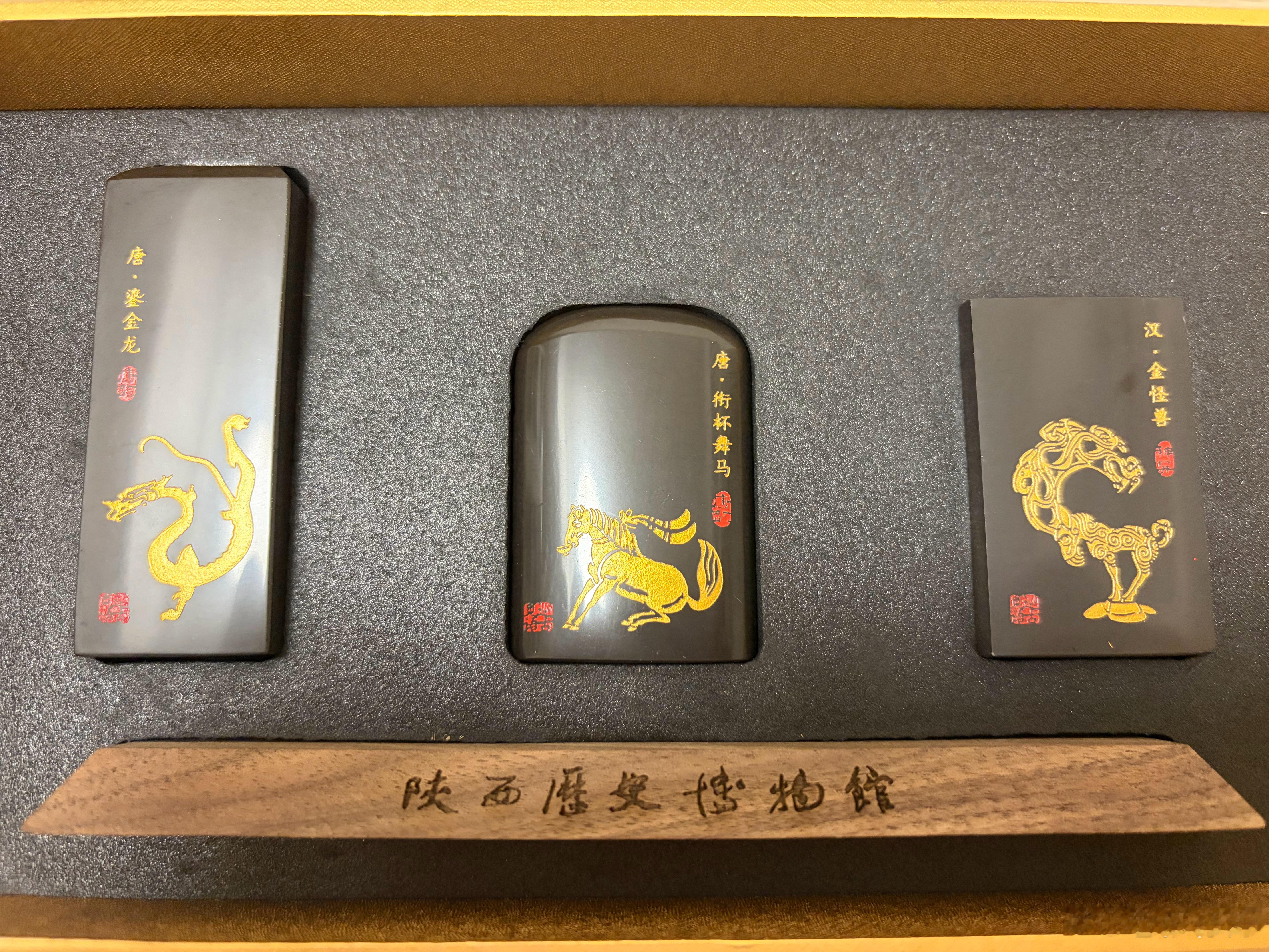 徒弟之前送了个礼物给我，陕历博的文创，是几个章，今天突然想拿出来细看，发现材质是