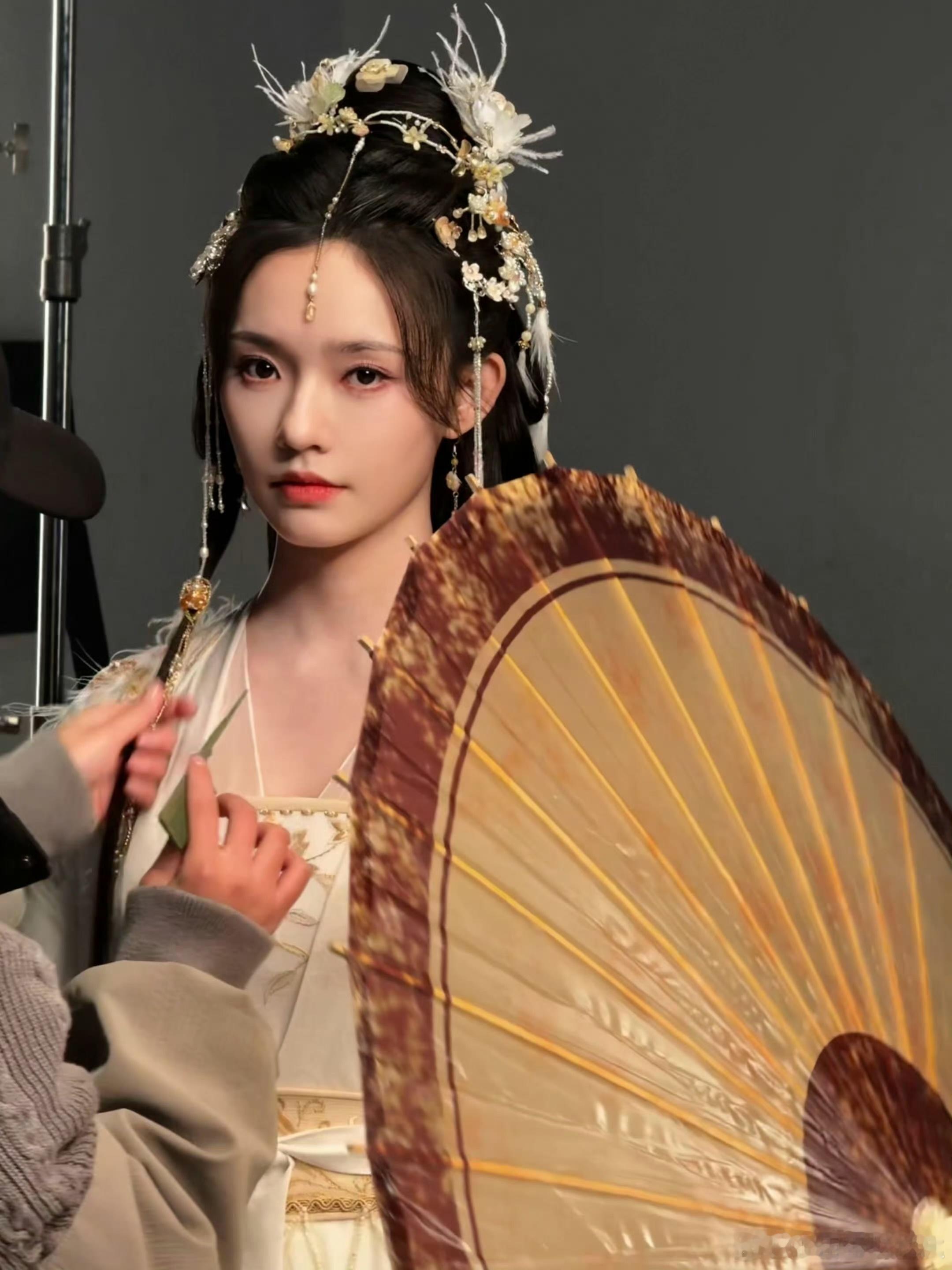 古装美学被她拿捏得死死的，这波物料直接戳中审美心巴，已经开始期待《水龙吟》里她的