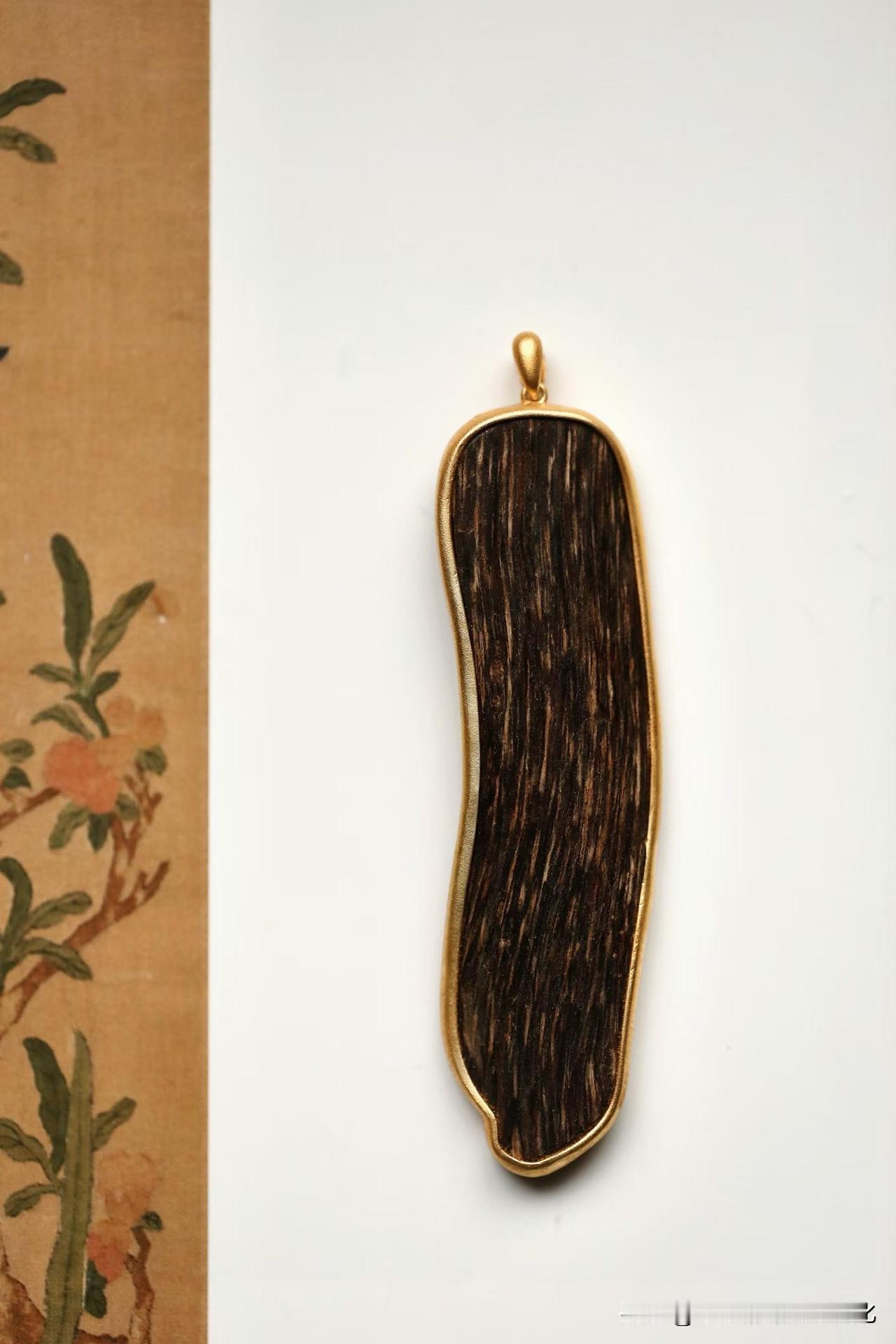 达拉干沉香｜吊坠

不是靠造型取胜，
而是那一截天然的纹理，就已经够了。

横切