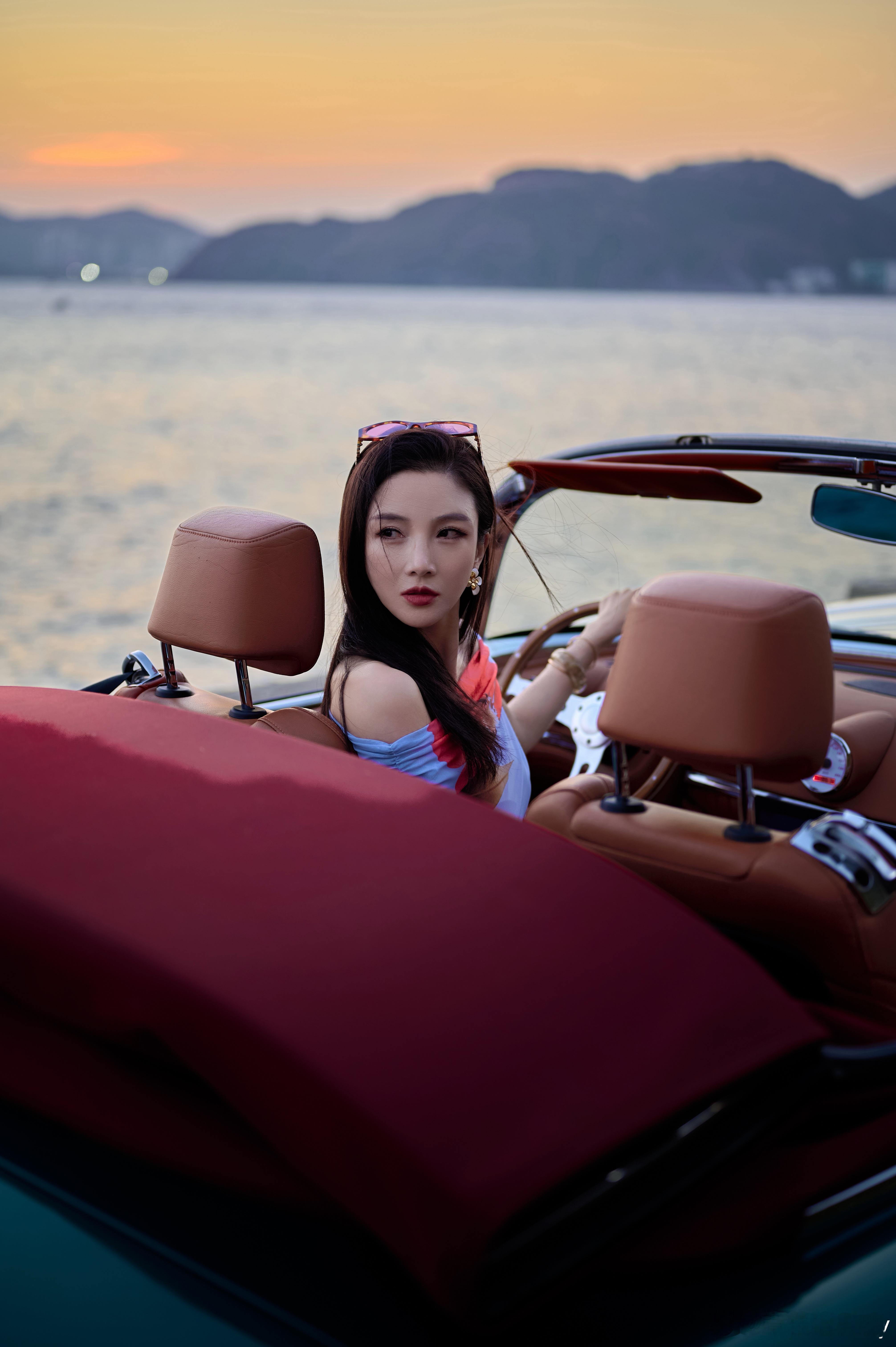 翻出过年三亚的库存📸和我的小绿车，定格大东海的夕阳。海面漫开落日余晖，那一刻美
