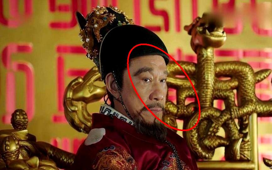 朱棣杀了3000宫女，还亲自看她们被剐。
有个宫女疼得受不了，直接骂他：“我们犯