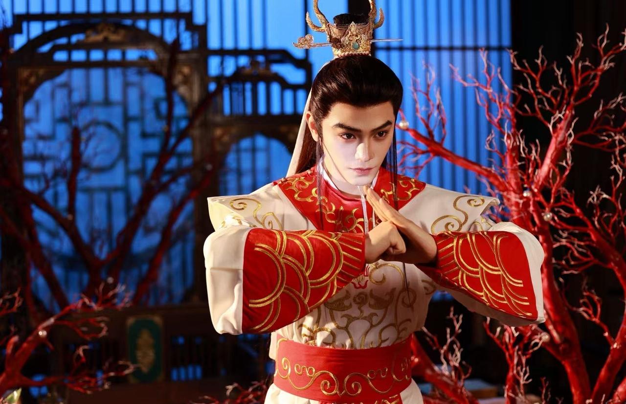 |丁禹兮天才游戏﻿ 
遇见你，像跋山涉水遇见一轮月亮，以后天黑心伤，就问那天借一