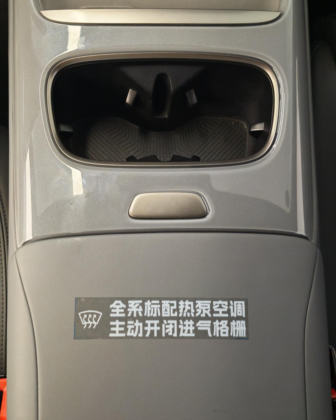 在深蓝L06上看到这个卖点提醒，一下就笑了。
​
​亲兄弟，胸口插刀。也理解，抢