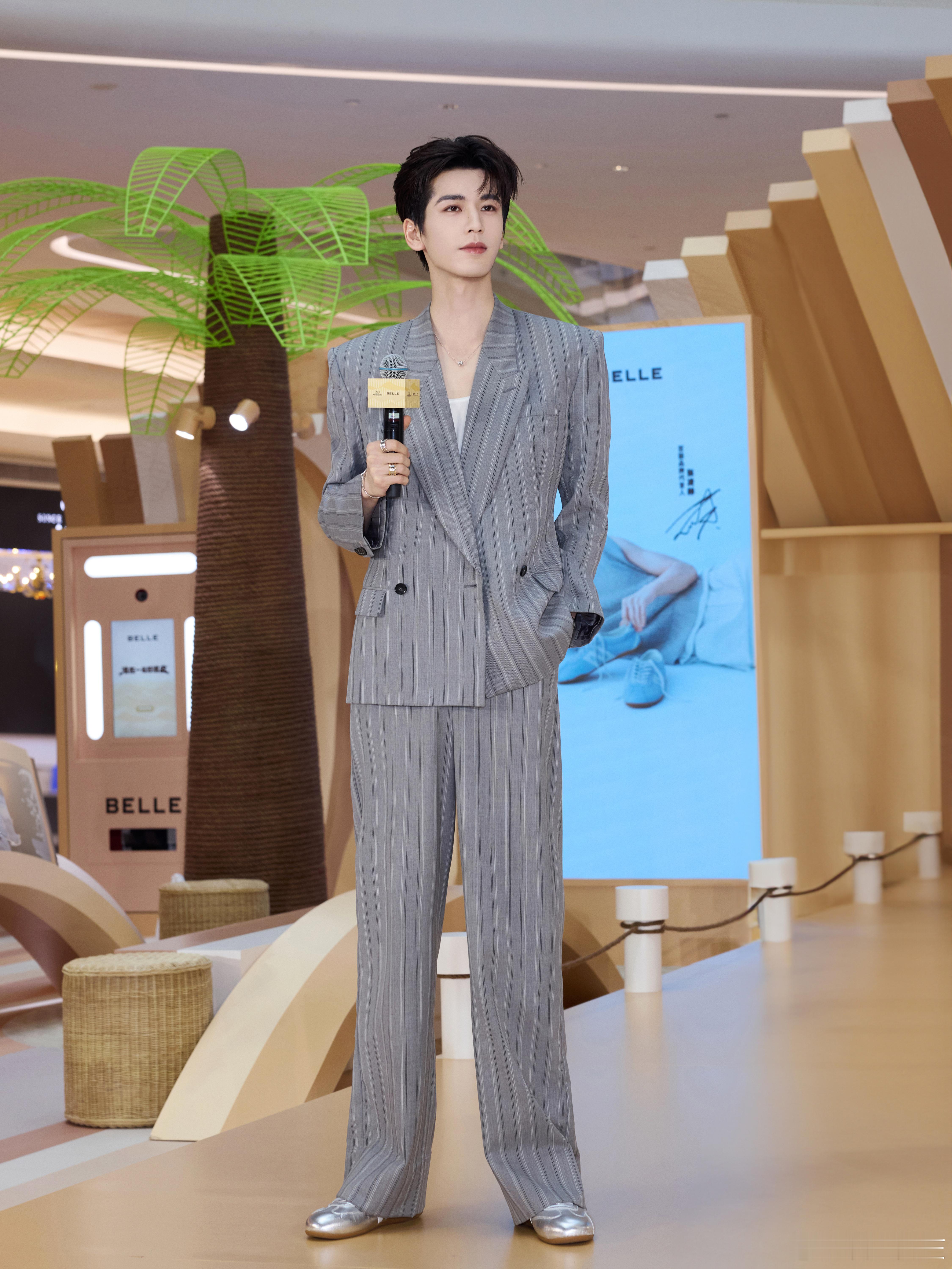 张凌赫今天线下活动结束以后粉丝还带垃圾袋打扫卫生，活动区域和路人范围都打扫的干干