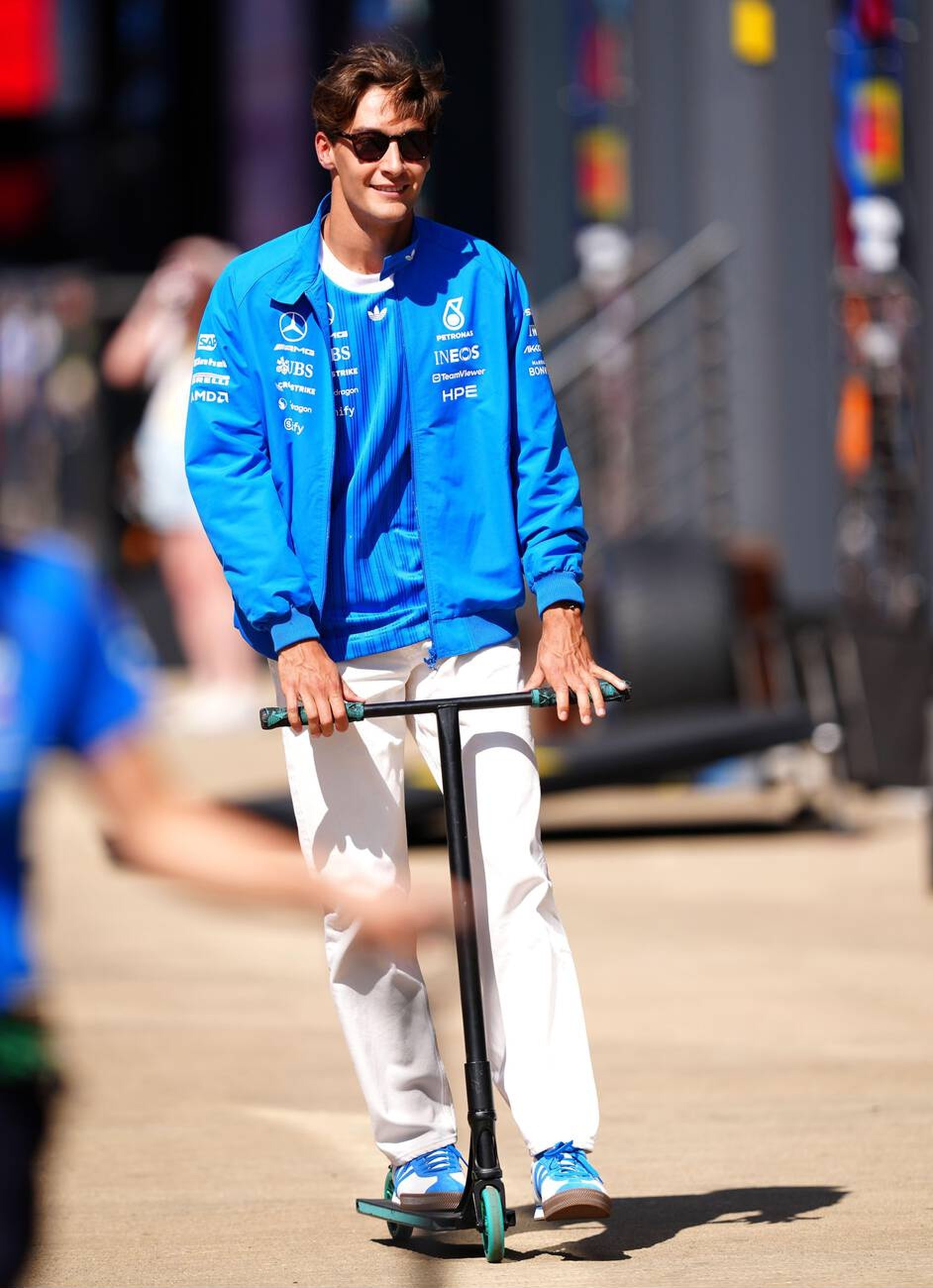 260701英国周四媒体日驾驶一辆（？）滑板车缓缓路过©gettyimages©