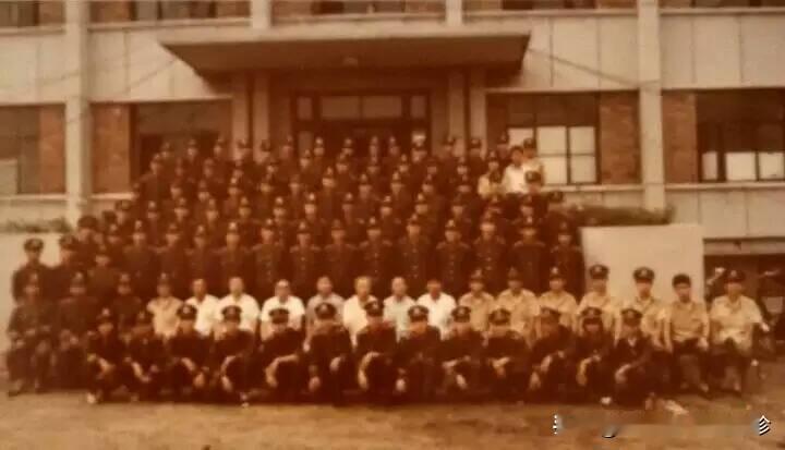 老照片：合影、通知、证书定格青春年华
翻开旧照，往事历历在目。1985年11月1