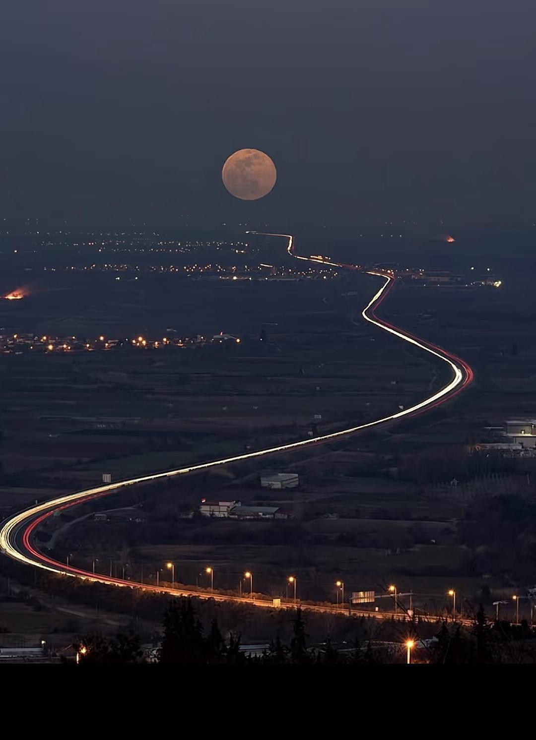 无论如何今晚我都要早点睡觉，要不然会对不住自己。

住我隔壁的两口子经常吵架，昨
