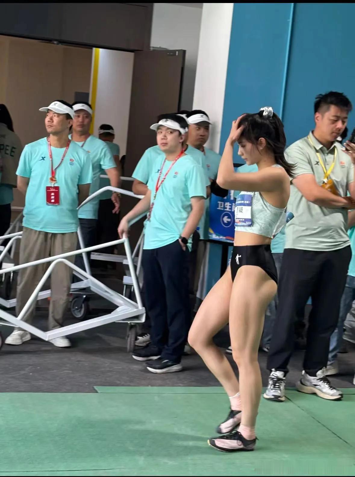 夏思凝又火了，这次不是因为跨栏，而是因为一个小伙子都扎到她腿上了，眼神直勾勾的盯