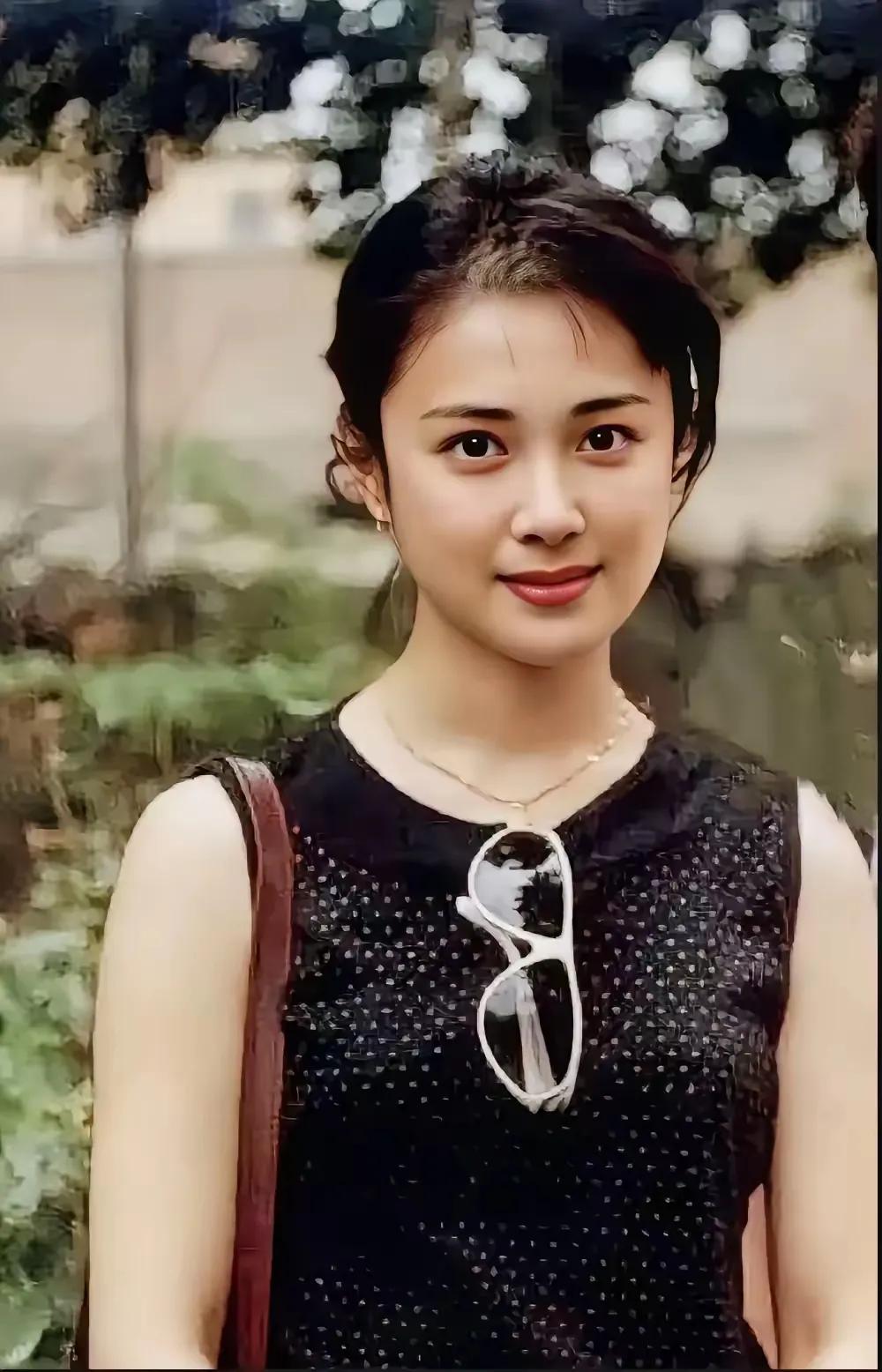 傅艺伟这颜值，放到现在也是妥妥的顶流啊！

第一，从小美到大，这基因是真实存在的