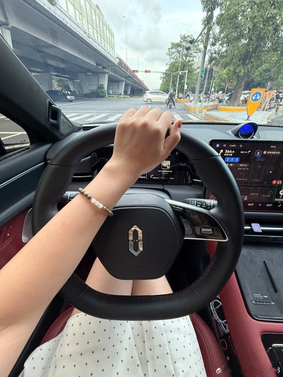 今天带老婆试驾了问界M6各方面体验感觉不比小米差 