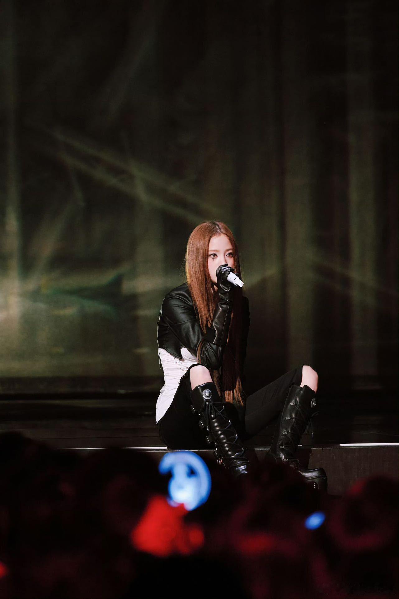 欧阳娜娜这里不让健身音乐缘计划在欧阳娜娜的眼罩加持下，健身房成了她的舞台，挥舞战