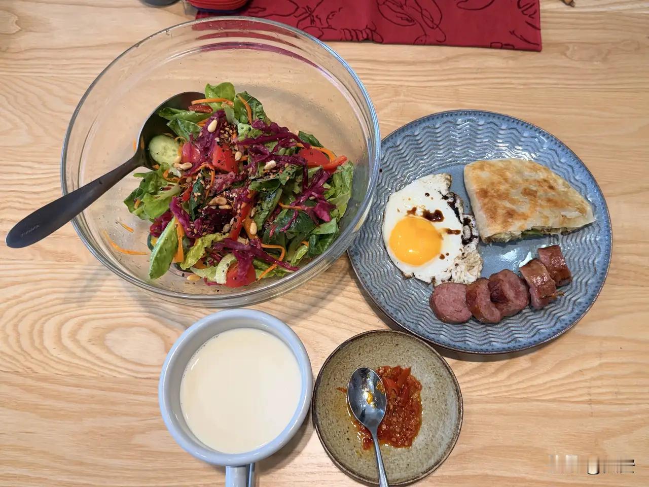 名人黄安和邵永灵的早餐，共同点就是少炒菜少碳水，优质蛋白质，能生吃的生吃，尽量吃
