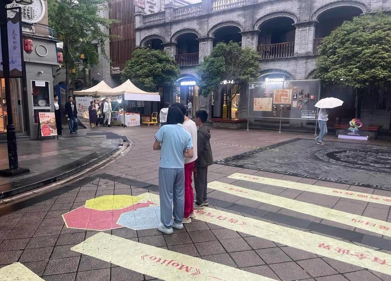 人民的街区。忠义街是瑞安历史街区也是温州人民街区，每到节假日都是人山人海，202
