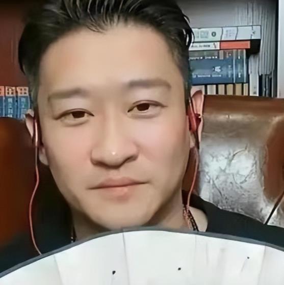 杨议称相声演员在直播领域会出人才，但曹云金不行。

说反了！正因为现在观众很难看