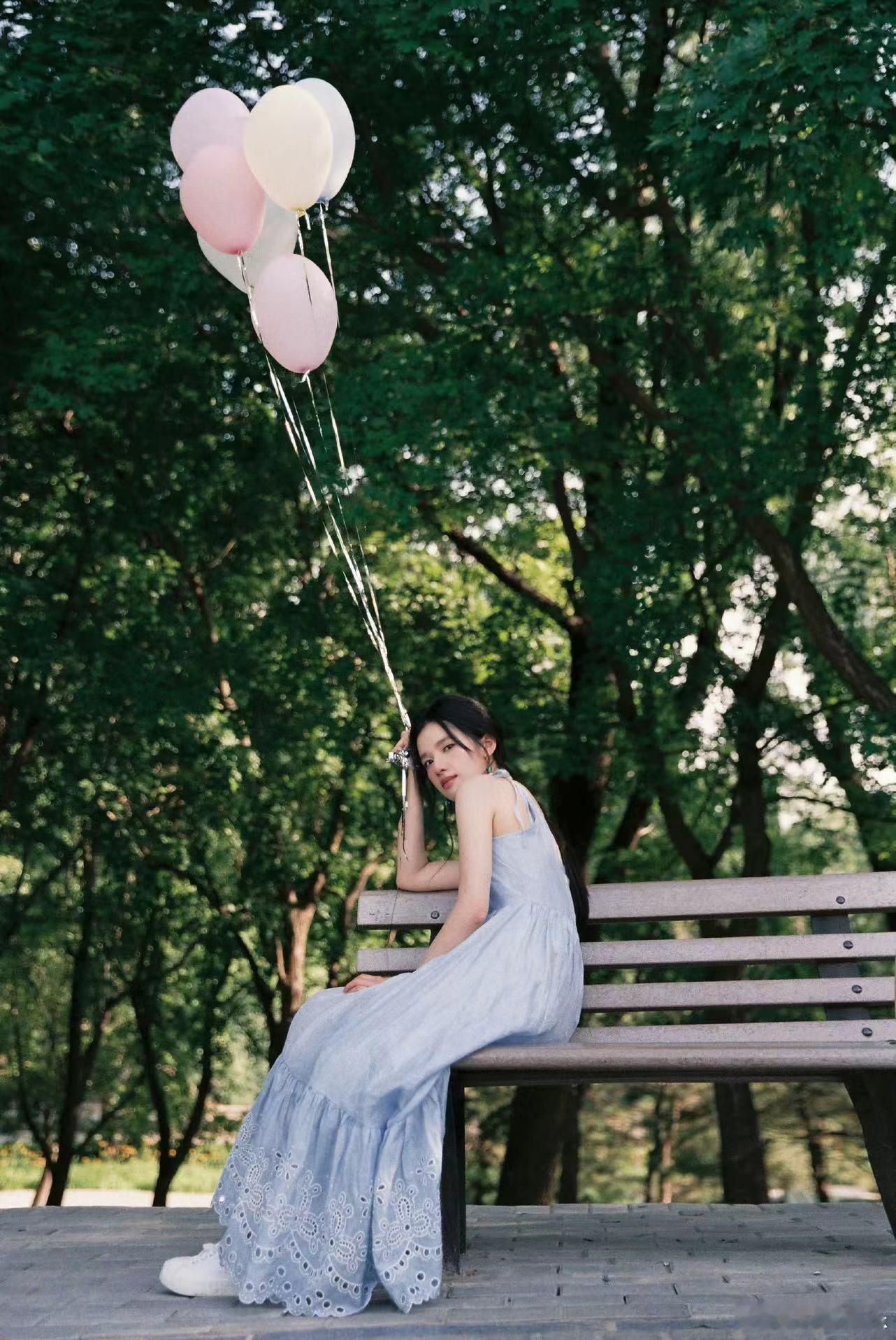 #张婧仪氧气感生日照# 生日快乐婧仪公主👸🏻好有氧气感的一组照片～开启盛夏新