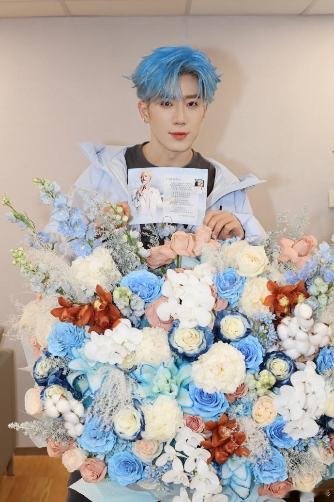 鹭卓和花篮合照 鹭卓和花篮合照真的让我非常的喜欢了，鹭卓小蓝毛儿真的太亮眼了！鹭