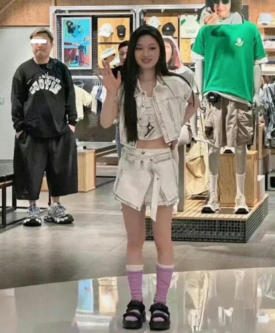 单依纯线下长这样,为啥腿型感觉怪怪的？ ​ ​​​