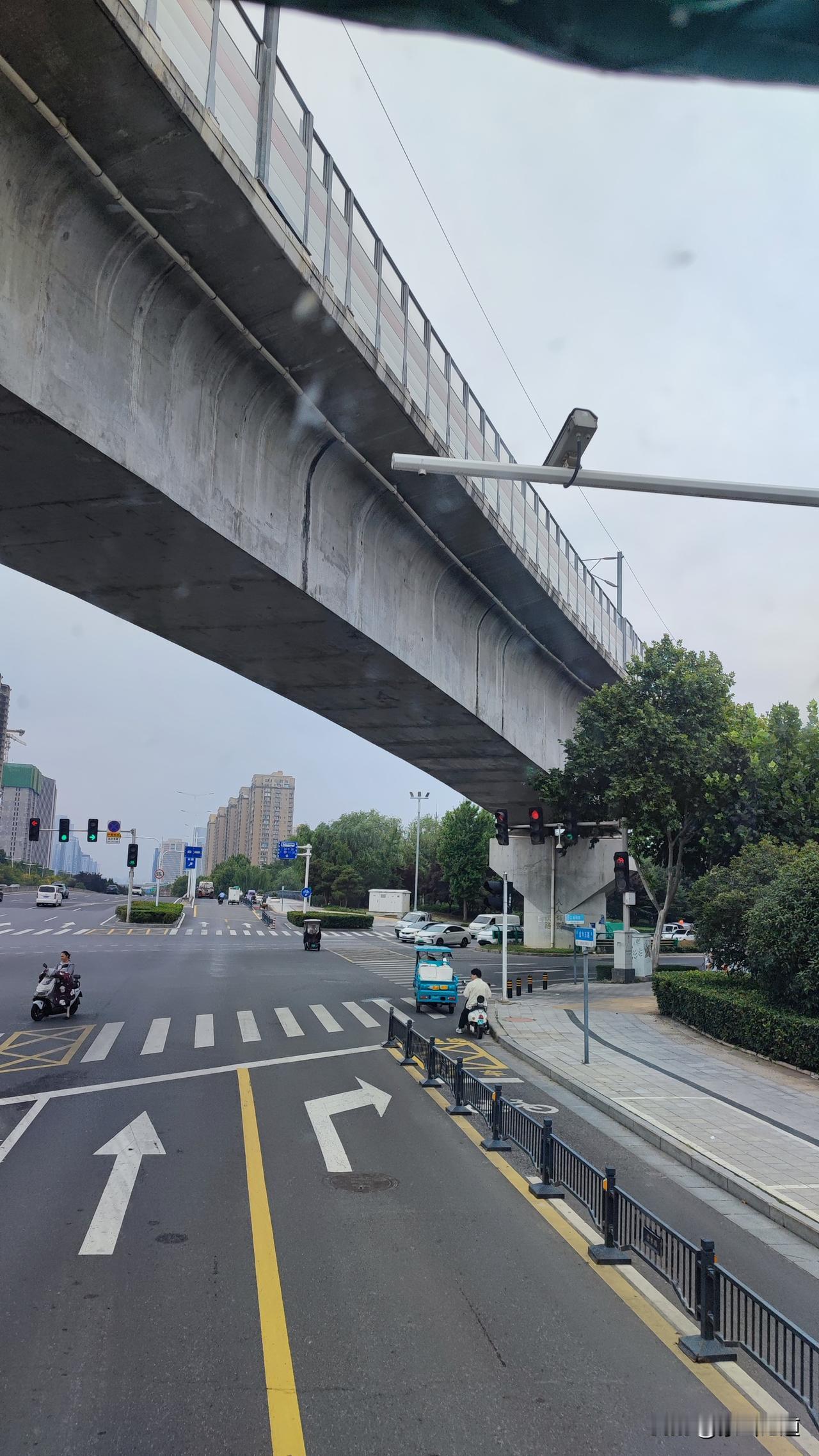 今天乘坐公交经过金水东路，郑开城际铁路从金水东路上方经过，这个铁路完全可以在明理