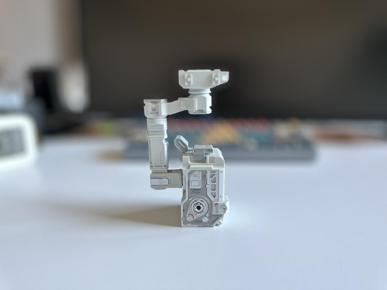 在手机配件厂商中，最会玩的应该是闪极了，把充电器做成了这个形状，还有流浪地球的元