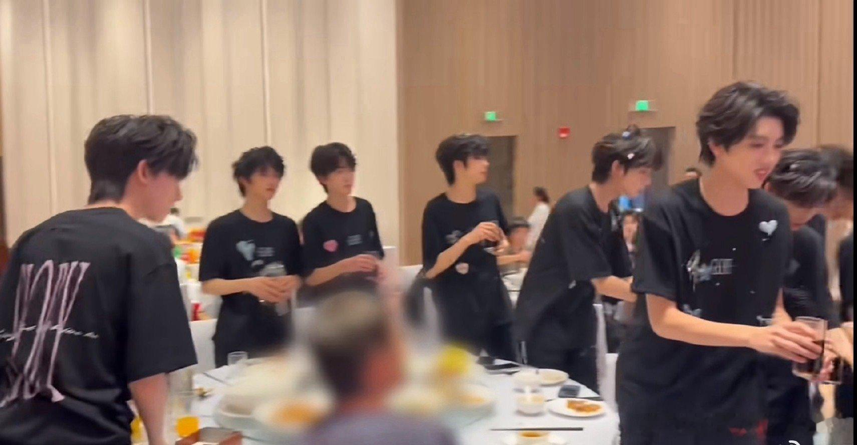 tg 李飞唯爱四代实锤！家族年会和四代坐一起