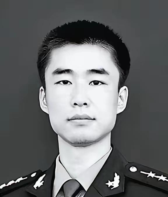 2012年，山东一军人请假后迟迟未归，上级急电询问，竟是3岁女儿接的电话，还带着