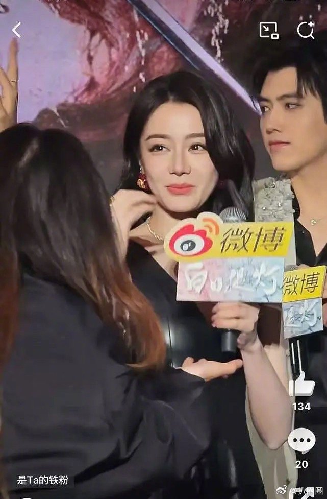 迪丽热巴今日活动现场生图，看看状态怎么样～ 