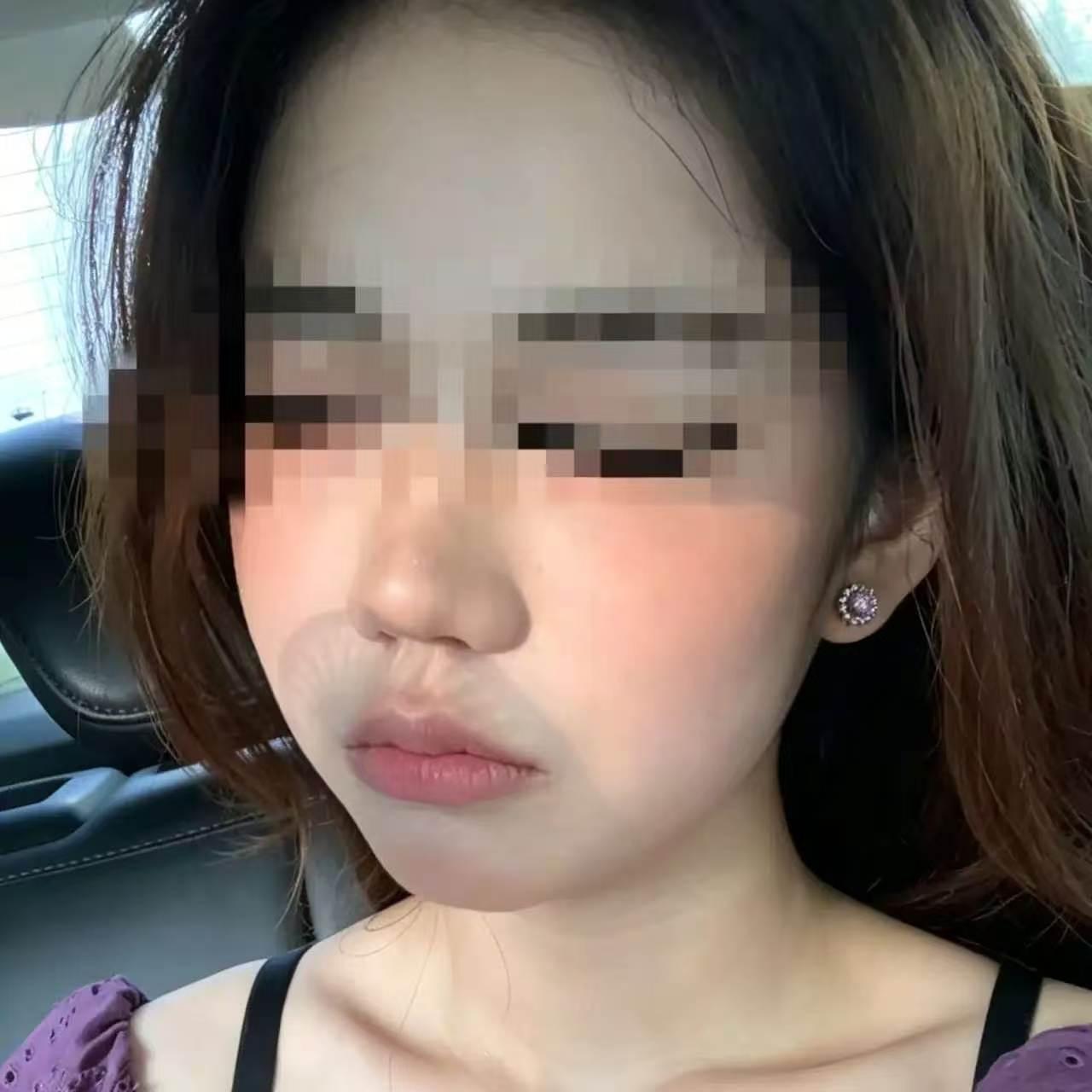这个女的一看就不好惹，
长沙4岁男孩餐厅事件，你看看她被孩子无意触碰后的第一反应