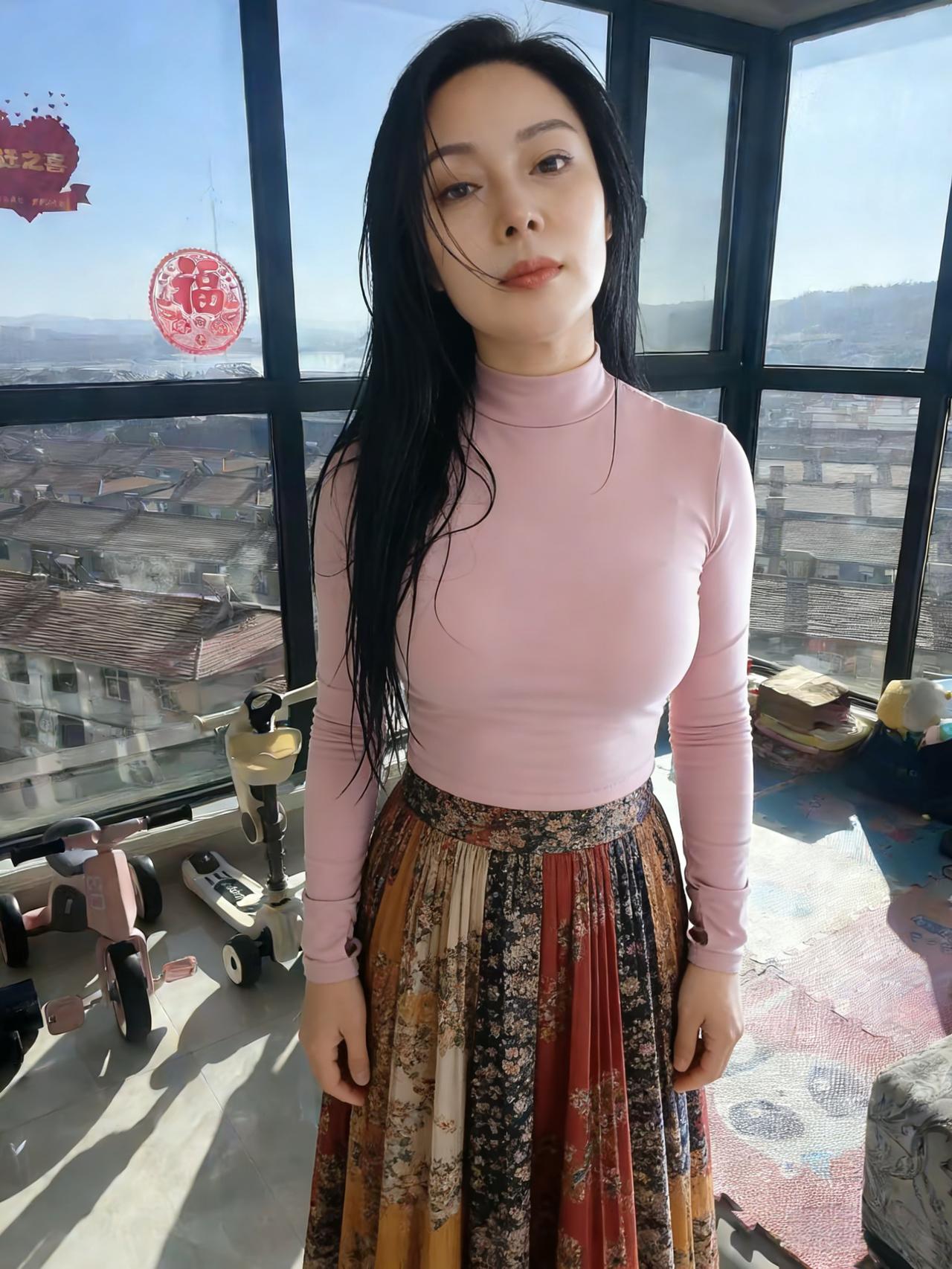 暖日凭栏东风来，罗裙发影共徘徊。
无端笑靥因君起，桃花朵朵向阳来。